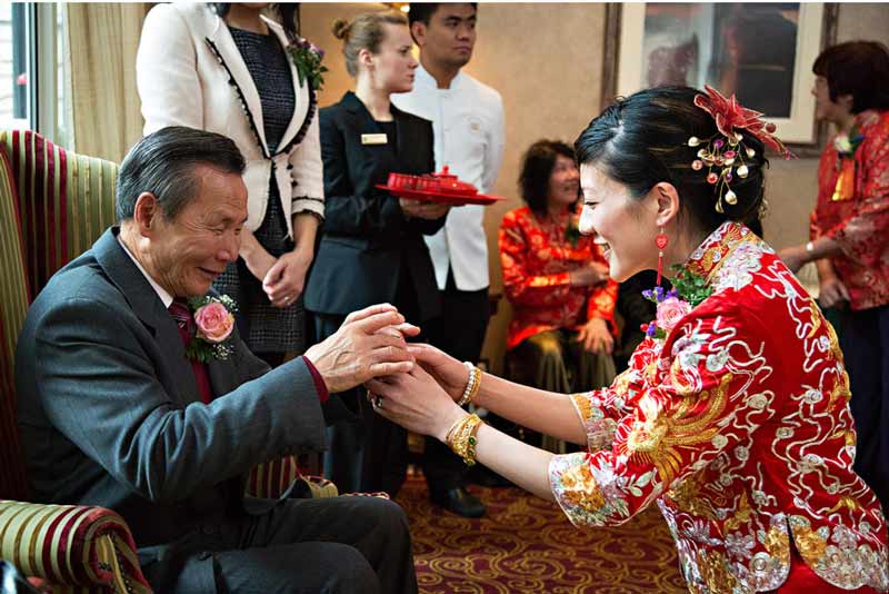 Церемонии в культуре. Свадебная чайная церемония в Китае. Китайская свадьба чайная церемония. Чайная церемония в Китае на свадьбе. Свадьба в Китае традиции.